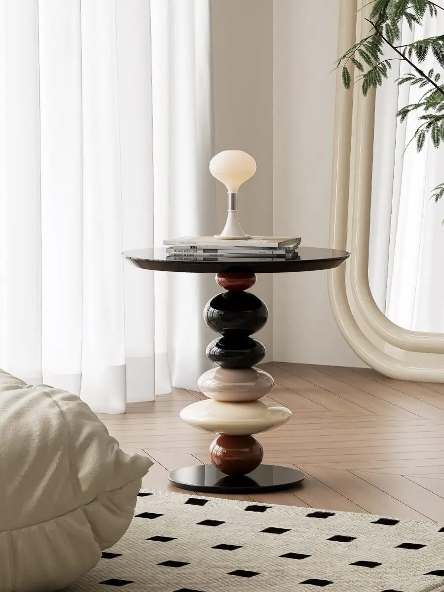 Close material study of the black and cream volumes